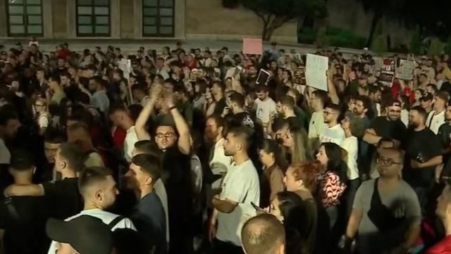 Pas rreth 4 or&euml;sh q&euml;ndrese para Kryeministris&euml;, qytetar&euml;t