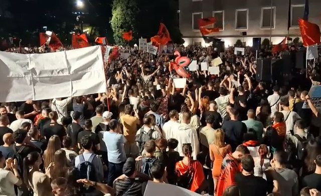 Qytetarja para kryeministris&euml;: Edi Rama je nj&euml; dhunues! Kush&euml;rira