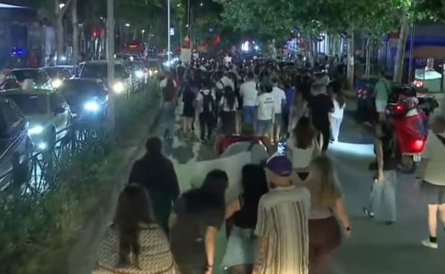 Qytetar&euml;t marshojn&euml; n&euml; rrug&euml;t e kryeqytetit, makinat i
