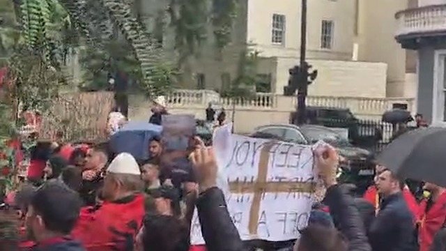 "Me trup k&euml;tu, me shpirt e zem&euml;r n&euml; Shqip&euml;ri&rdquo;/