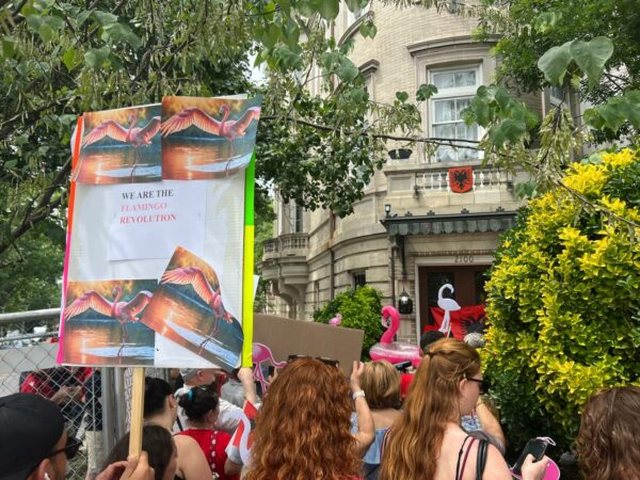 K&euml;rkojn&euml; largimin e Ram&euml;s! Protest&euml; nga shqiptar&euml;t e