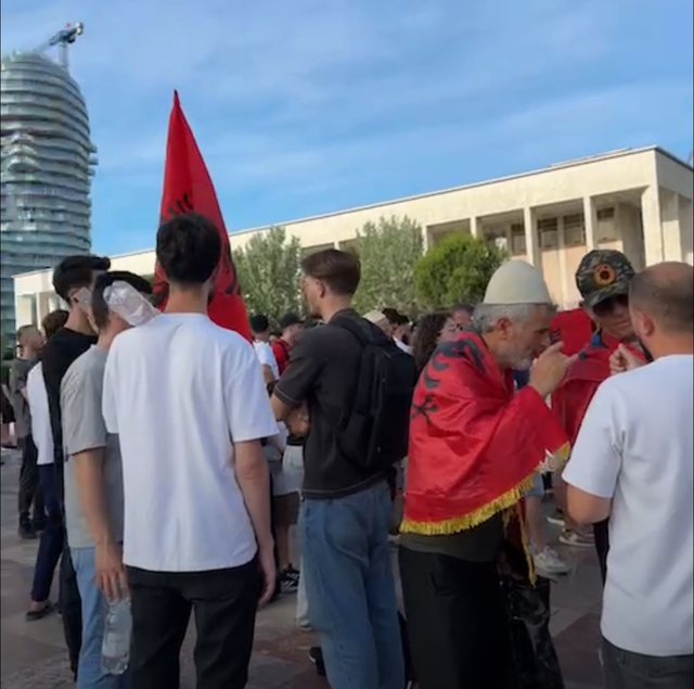 Protesta m&euml; e madhe e paralajm&euml;ruar/ Me thirrjet 'Shqip&euml;ri e