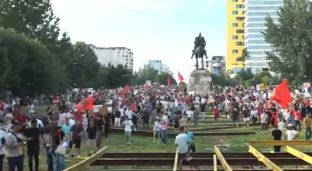 Protesta m&euml; e madhe e paralajm&euml;ruar/ Me thirrjet 'Shqip&euml;ri e