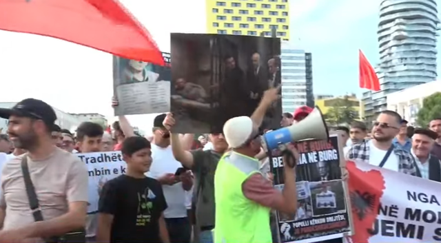 Protesta më e madhe e paralajmëruar/ Me thirrjet 'Shqipëri e