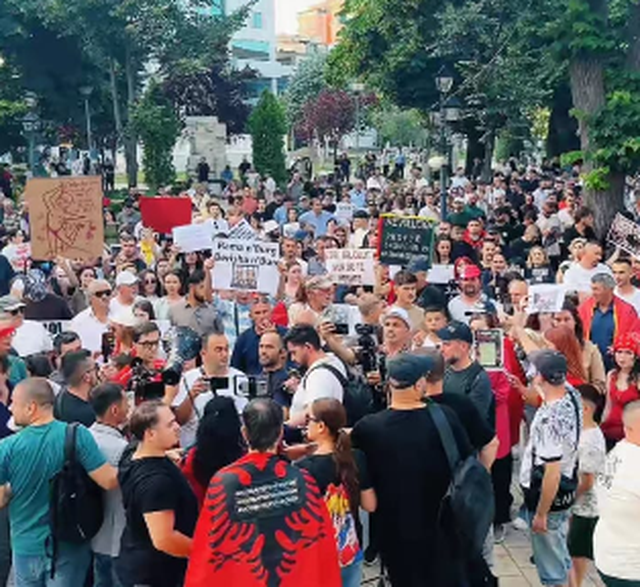 Protesta më e madhe e paralajmëruar/ Me thirrjet 'Shqipëri e