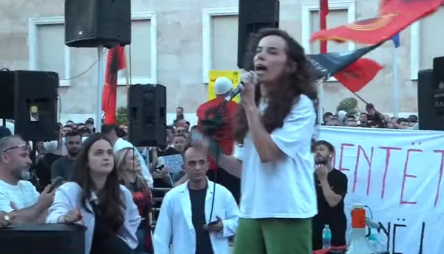 "Duam drejt&euml;si"/ Flet n&euml; protest&euml; motra e t&euml;