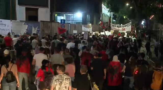 "Shqip&euml;ri e re"/ Ushtojn&euml; rrug&euml;t e Tiran&euml;s: