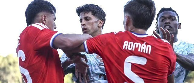 Leao humbet toruan n&euml; nj&euml; miq&euml;sore me Kilin: godet dhe i fut