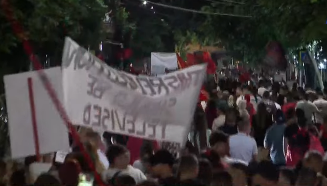&ldquo;Ju erdhi fundi!&rdquo;/ Protestuesit vijojn&euml; marshimin paq&euml;sor