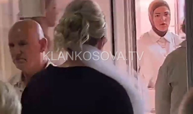 FOTO/ Me vellon e nusërisë në qendrën e votimit, votuesja