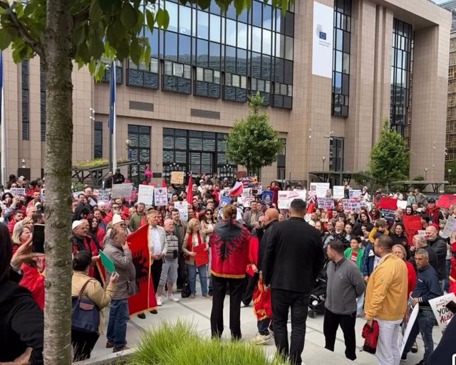 Shp&euml;rthejn&euml; protestat kund&euml;r Kryeministrit/ Shqiptar&euml;t