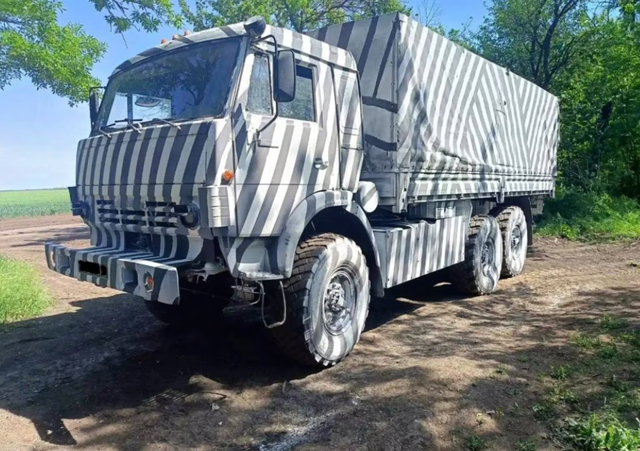 Kamion&euml;t zeb&euml;r/ Analiza: Pse Rusia po p&euml;rdor kamuflazh n&euml;