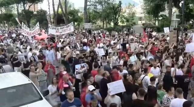 "Shqip&euml;ria nuk shitet"/ Sot protesta e tet&euml; n&euml;