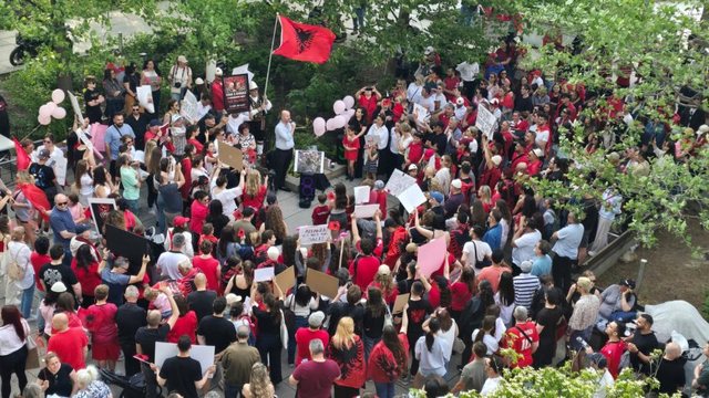 Diaspora n&euml; k&euml;mb&euml;: Protestat n&euml; Toronto ndjekin modelin e