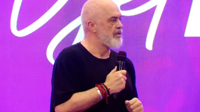 &ldquo;Flamingot, jo rast&euml;sisht n&euml; ngjyr&euml;n e PS&rdquo;/ Protesta,