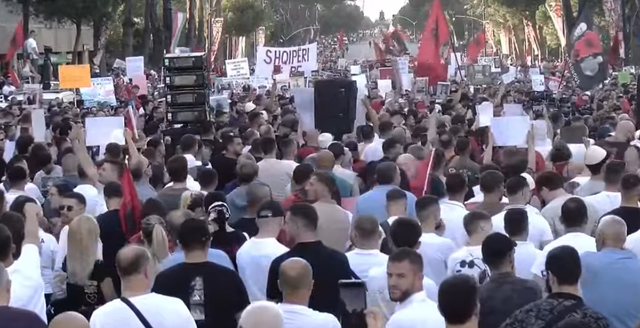 Sot dita e 8 e revolt&euml;s, nis organizimi i protestuesve n&euml; sheshin