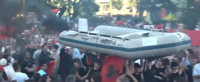 Protesta kund&euml;r projektit t&euml; Zv&euml;rnecit/ T&euml; rinjt&euml; i