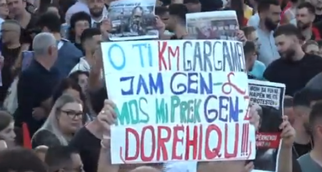 Turist&euml;t e huaj mb&euml;shtesin protest&euml;n n&euml; Tiran&euml;: Nuk