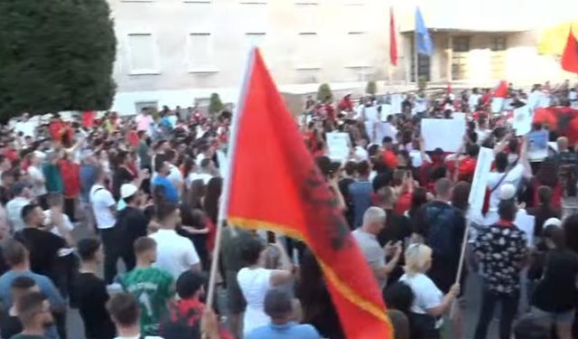 &ldquo;N&euml;se dor&euml;zohemi!&rdquo;/ I riu n&euml; protest&euml;: