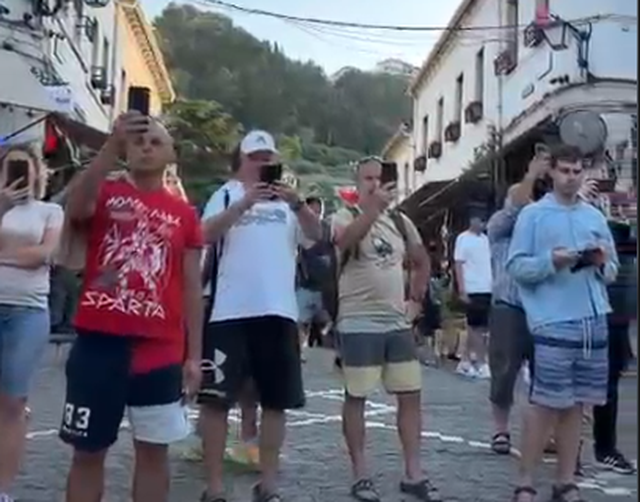 VIDEO/ Turist&euml;t n&euml; Gjirokast&euml;r i japin z&euml; protest&euml;s,