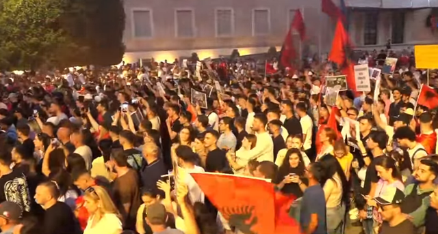 Mbyllet protesta para kryeministris&euml;, qytetar&euml;t marshojn&euml; drejt