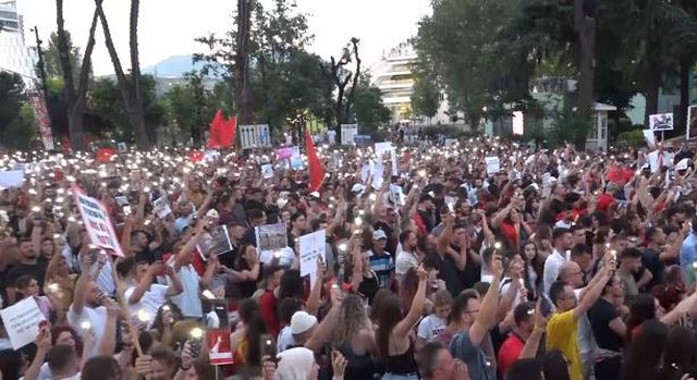 Protesta masive para Kryeministris&euml;/ Qytetar&euml;t nisin marshimin: Kemi
