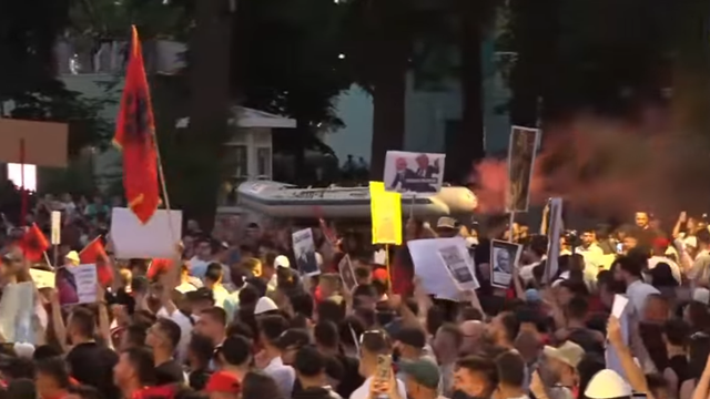 "T&euml; krijohet nj&euml; forc&euml; e re opozitare"/ Protestuesja i
