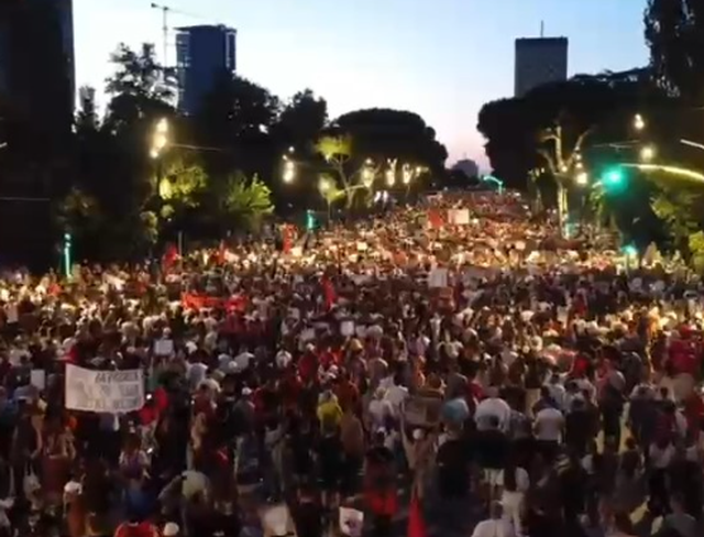 &ldquo;Revolucion, Revolucion&rdquo;/ Protestuesit pushtojn&euml; rrug&euml;t e