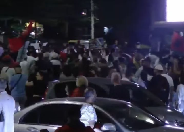 "Ju erdhi fundi"/ Qytetar&euml;t vijon&euml; marshimin e