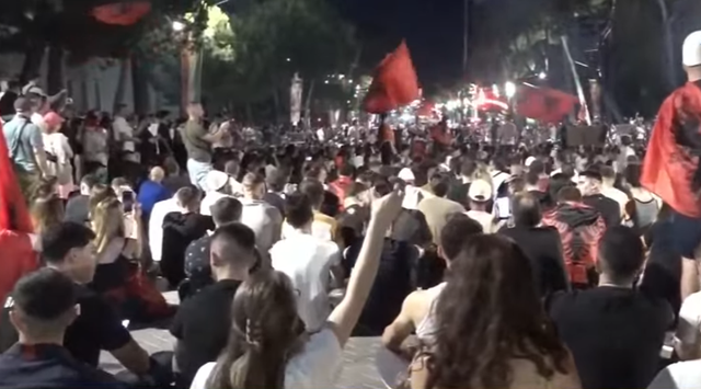 Marshim q&euml; nuk ndalet! Protestuesit ulen k&euml;mb&euml;kryq n&euml;