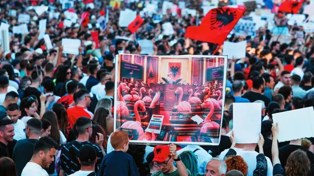 Protothema: N&euml;n presionin e protestave, Rama k&euml;rkon t&euml; gjej&euml;