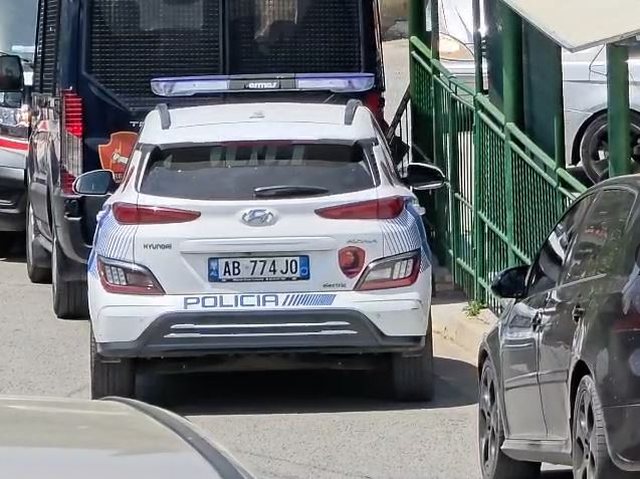T&euml; sht&euml;na me arm&euml; zjarri n&euml; Kam&euml;z/ Vritet