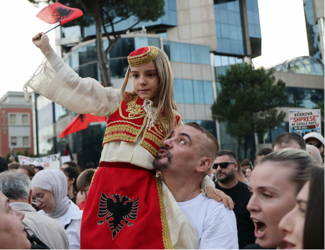 Lea Ypi p&euml;r protestat n&euml; Shqip&euml;ri: Kjo mund t&euml; jet&euml;