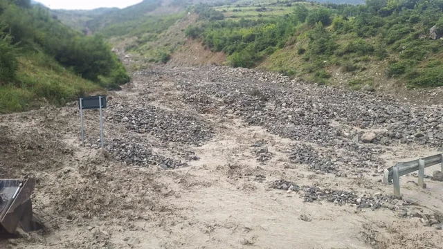 Moti i keq dhe reshje intensive n&euml; Maliq/ Masa dheu dhe gur&euml;sh