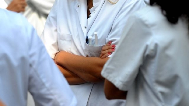 Vajza vrau me thik&euml; n&euml;n&euml;n, mjekja vulosi kartel&euml;n