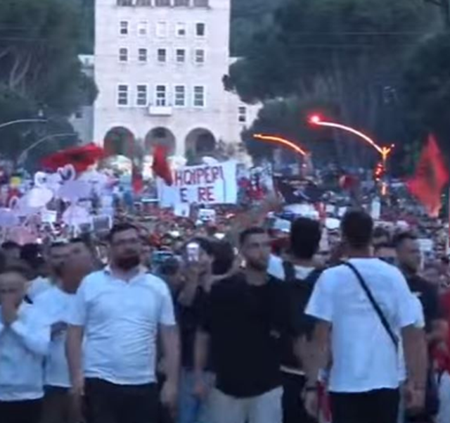 &ldquo;K&euml;rkoni qeverin&euml; q&euml; meritoni&rdquo;/&nbsp;Eva Buzo i