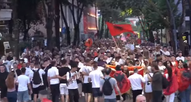 &ldquo;Edi Rama &euml;sht&euml; diktator&rdquo;/ Qytetari: Nuk ka rrug&euml;
