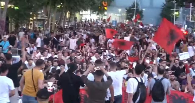 Dita e n&euml;nt&euml; e protest&euml;s/ Qytetar&euml;t ulen n&euml; rrug&euml;t