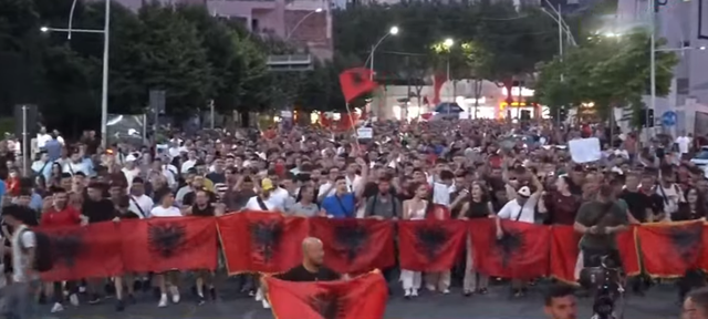 "Bashkohuni me ne"/ Protestuesit ftojn&euml; kalimtar&euml;t t'i