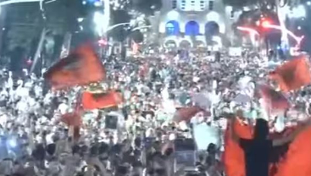&ldquo;Populli vendos&rdquo;/ Me Flamurin kuq e zi n&euml; krye protestuesit