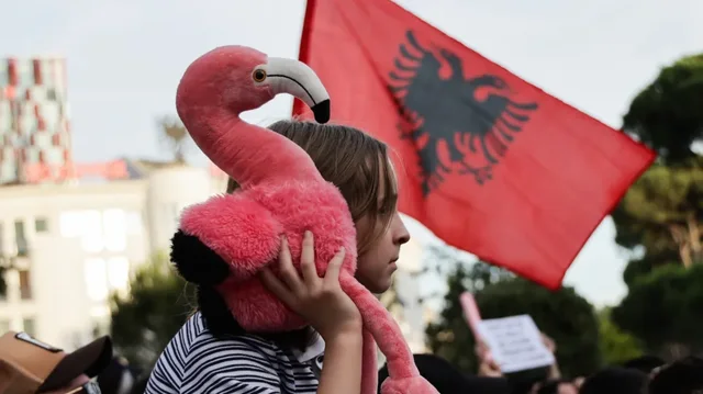Projekti n&euml; Zv&euml;rnec, Mother Jones: Si po sfidon demokracin&euml;