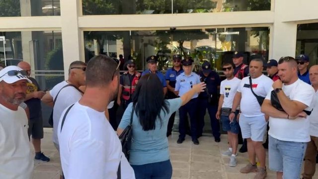 Taksistët protestë në Sarandë/ Përplasje me