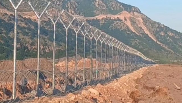 VIDEO/Rrjolli rrethohet me tela me gjemba, banor&euml;t th&euml;rrasin