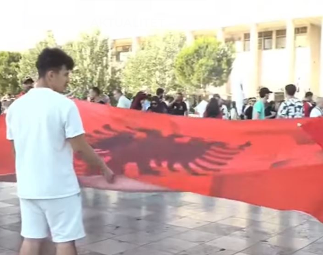 Dita e dhjet&euml; e protest&euml;s/&nbsp;Qytetar&euml;t zbresin n&euml; sheshin