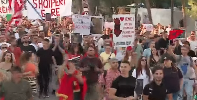 Dita e dhjet&euml; e protest&euml;s/&nbsp;Qytetar&euml;t zbresin n&euml; sheshin