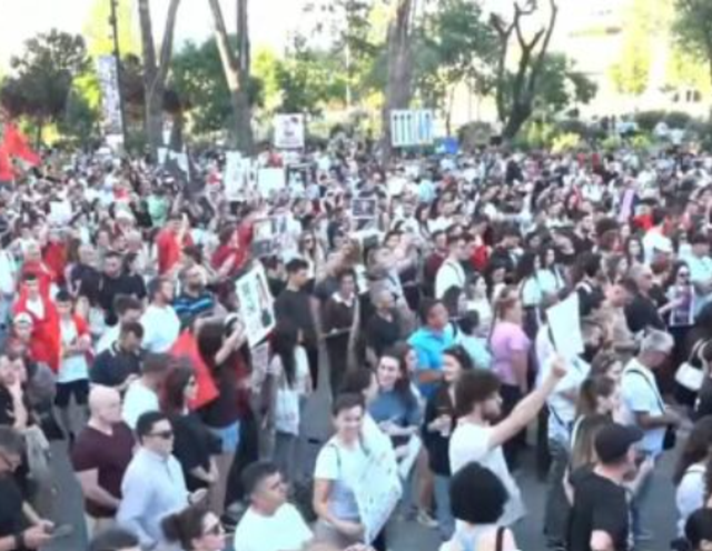 Dita e dhjet&euml; e protest&euml;s/&nbsp;Qytetar&euml;t zbresin n&euml; sheshin