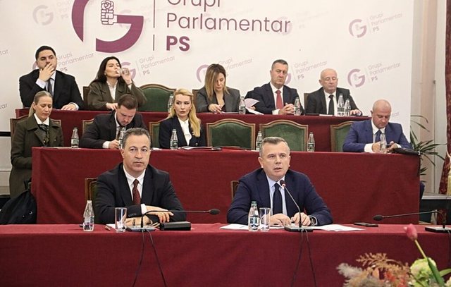 Dokumenti fut n&euml; sherr socialist&euml;t/ P&euml;rplasje brenda grupit