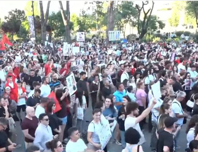 Dita e dhjet&euml; e protest&euml;s/&nbsp;Qytetar&euml;t zbresin n&euml; sheshin