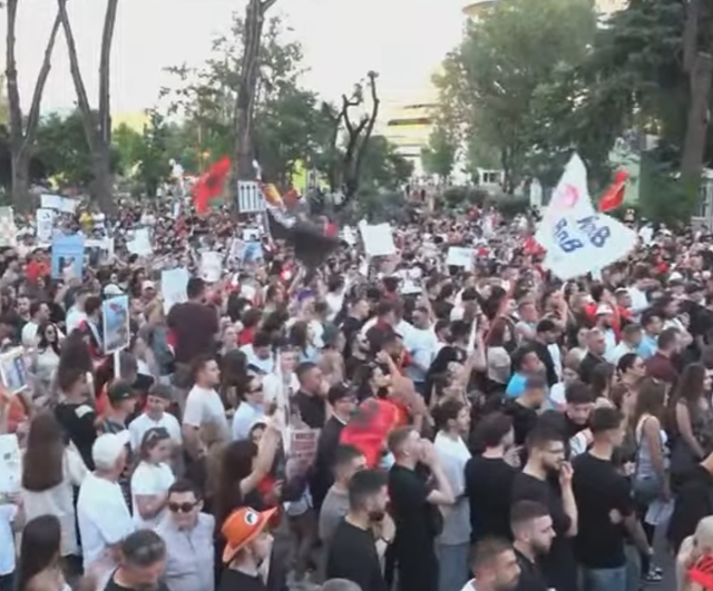 Dita e dhjetë e protestës/ Qytetarët zbresin në sheshin