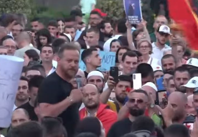 &ldquo;Duan t&euml; ju p&euml;r&ccedil;ajn&euml;, mos i lejoni&rdquo;/ Aktori